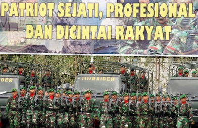 Prajurit TNI melakukan persiapan pasukan pada  pada upacara peringatan Hari Ulang Tahun (HUT) ke-69 Tentara Nasional Indonesia (TNI) di lapangan Hiraq